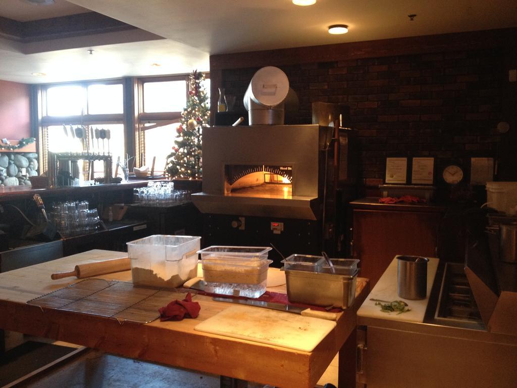 Howe Sound Inn & Brewing Company Squamish Ngoại thất bức ảnh