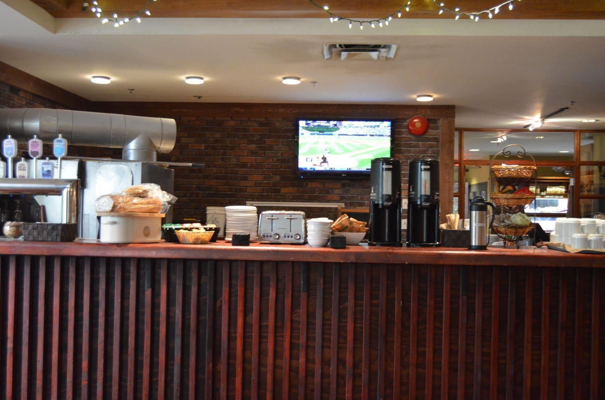 Howe Sound Inn & Brewing Company Squamish Ngoại thất bức ảnh